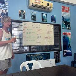 Die Schulbank wurde gedrückt - Aussie Brendan hielt es kurz und bündig