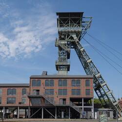 Schachthalle mit Förderturm