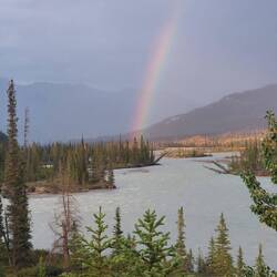 Halber Regenbogen neben dem Icefields Parkway