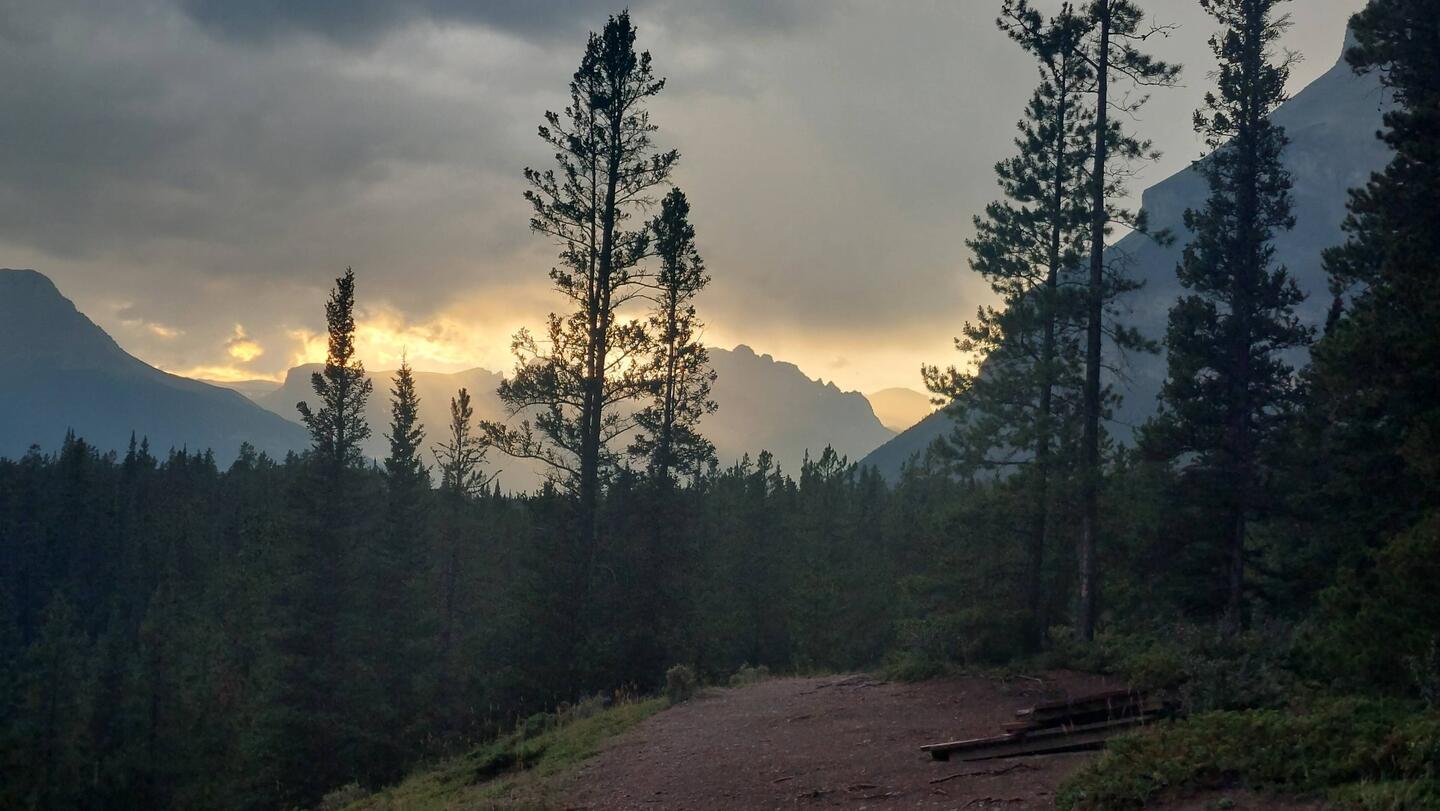 Sonnenuntergang bei Regenwetter neben dem Icefields Parkway