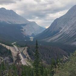 Sicht auf den Icefields Parkway und Berge kurz vor dem geschlossenen Jasper Nationalpark