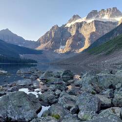 Ende des Trails in der Nähe von Lake Moraine zum Aufwärmen