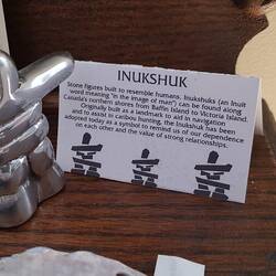 der Inukshuk, ein altes kanadisches Symbol, das teilweise meterhoch gebaut wurde