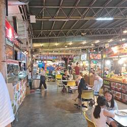 Ab zurück auf den Night Market vor dem Stadion