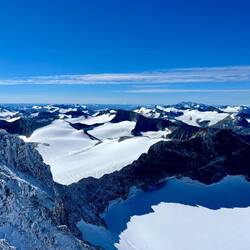 ..an den Schnee- und Gletscherfelder zu unseren Füßen.