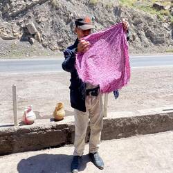 Der WC Chef macht sich hübsch für ein Foto