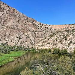 Befindet sich eine Grünfläche und ein kleiner See