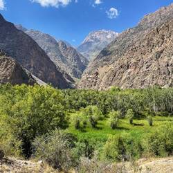 Versteckt hinter einem Hügel