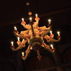 Ook de kroonluchter was van hout