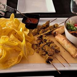 Antipasto di platano, arrosticini di tapioca e involtini di carne