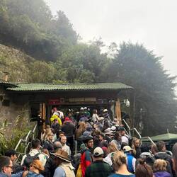 Ein paar Touristen die auf den Einlass am Matchu Picchu warten