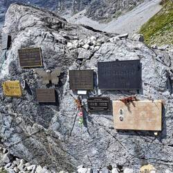 Ein Gedenkstein für verunglückte Bergsteiger.
