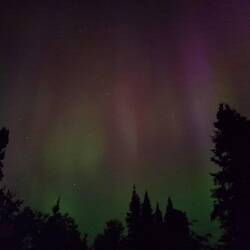 Und auf einmal wurde der Himmel hell: Polarlichter in rot und grün
