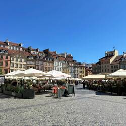 Sprawl of restaurants in the main palace square