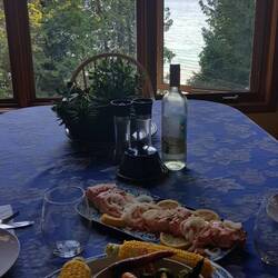 Lecker Lachs und Ofengemüse mit Blick auf's Wasser