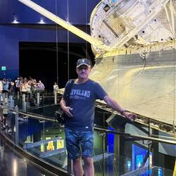 Uwe vor dem Laderaum eines Spaceshuttle