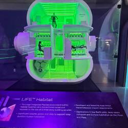 Selbstentfaltende Weltraum Unterkunft der Zukunft