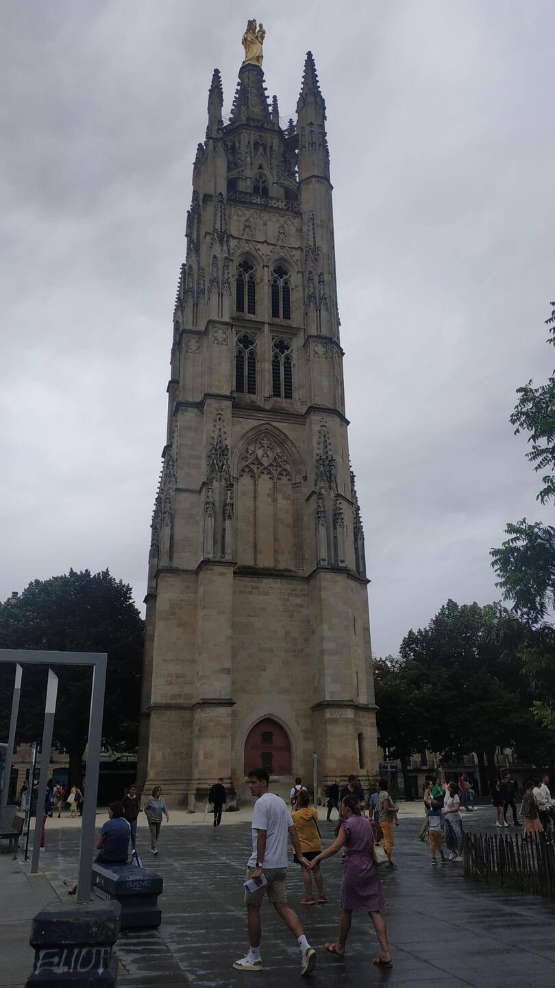 Der Glockenturm ist von der Kathedrale abgerückt