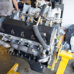 Fast fertig zusammengestellter Motor am Motorenstand.