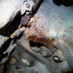 Hier sieht man ein äusseres Leck der Zylinderkopfdichtung. Das Bronzefarbene ist der Magic Jus.