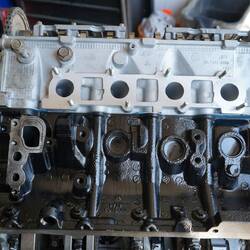 Komplett neuer Motor im Zusammenbau am Motorenstand.