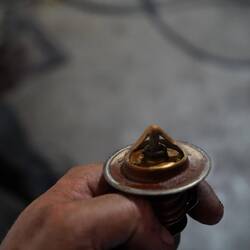 Auch das Termostat und die Wasserpumpe sind vom Magic Jus stark verklebt. Wir ersetzen alles!