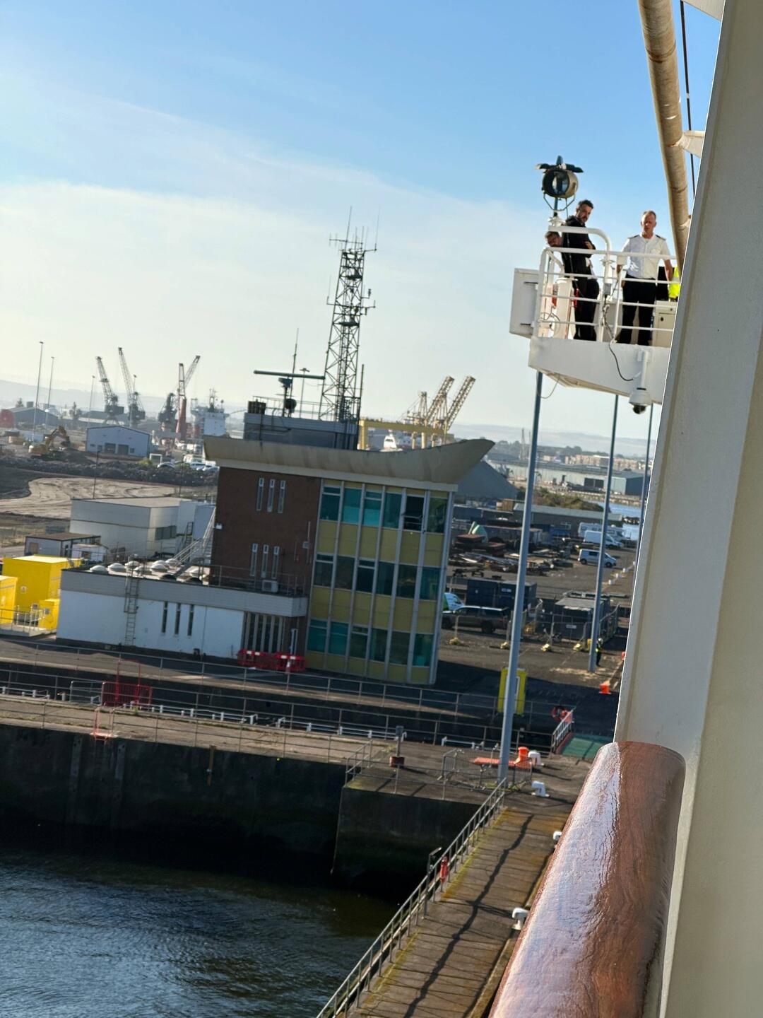Kapten Jonas övervakar parkeringen vid kaj.