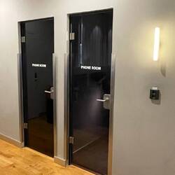 SAS-Lounge: Handyverbot, dafür Phone Room. Das Telefon bringt man heutzutage selber mit