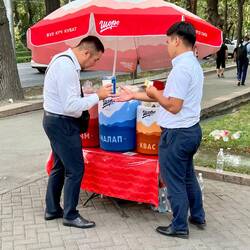 Venditrice ambulante di latte fermentato (di mucca) e bevanda d'orzo. Siamo sopravvissuti!!