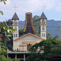 Kirche mit traditionellem Dach