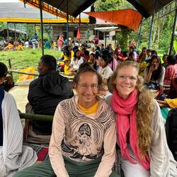 Hauseinweihungszeremonie. Hier ist schwarz verboten