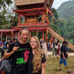 Traditionelle Kleidung ist schwarz. Jup. Das T-Shirt zählt 😎