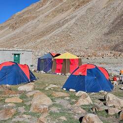 Zelt-Camp: zwei Schlafzelte, Kochzelt und Speisezelt bzw. Aufenthaltszelt