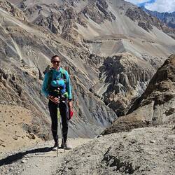mal kurz oben angelangt, geht es schon wieder runter zum Fluss ans andere Ufer
