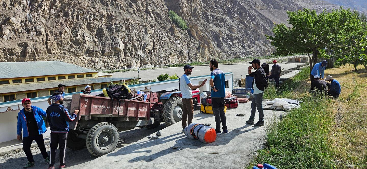 Head-Poter Shaheen teilt die Lasten auf Esel und Poter ein