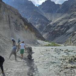 Straße durch Felssturz blockiert