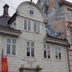 Frischer Fisch neben frischem fast food