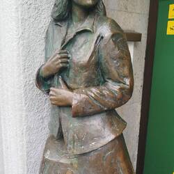 Sie wartet bei Mc Donalds auf eine Begleitung