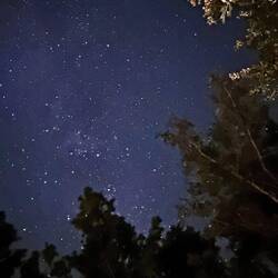 Es ist rundherum zu hell, aber ich glaube, die Milchstraße kann man etwas erkennen