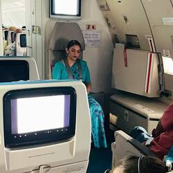 Die Stewardess macht erstmal ein Nickerchen bei der Landung.