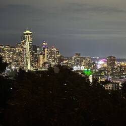 Skyline bei Nacht