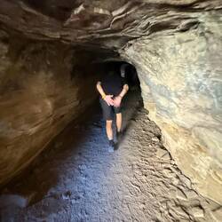 Es geht auch kurz in eine kleine Höhle hinein