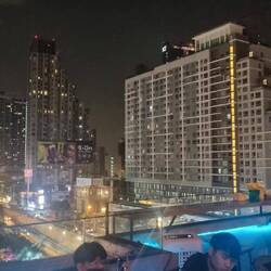 Der XT Tower von einer Bar in der Nähe