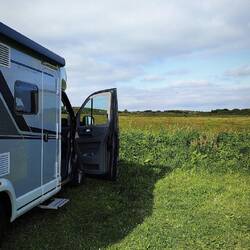 Übernachtet haben wir idyllisch an dieser Wiese, Naturparkplatz Rubjerg Knude