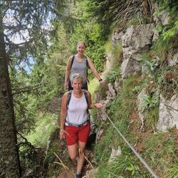 Weiter ging es an Seilen nach oben.
