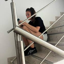 Hungrig, festsitzend im Treppenhaus 😅