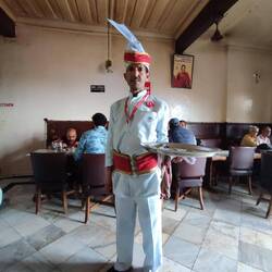 Kellner im Indian Coffee House