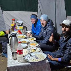 19:00 Uhr Abendessen, wir besprechen unseren Aufstieg. 1:00Uhr in voller Ausrüstung Wettertcheck