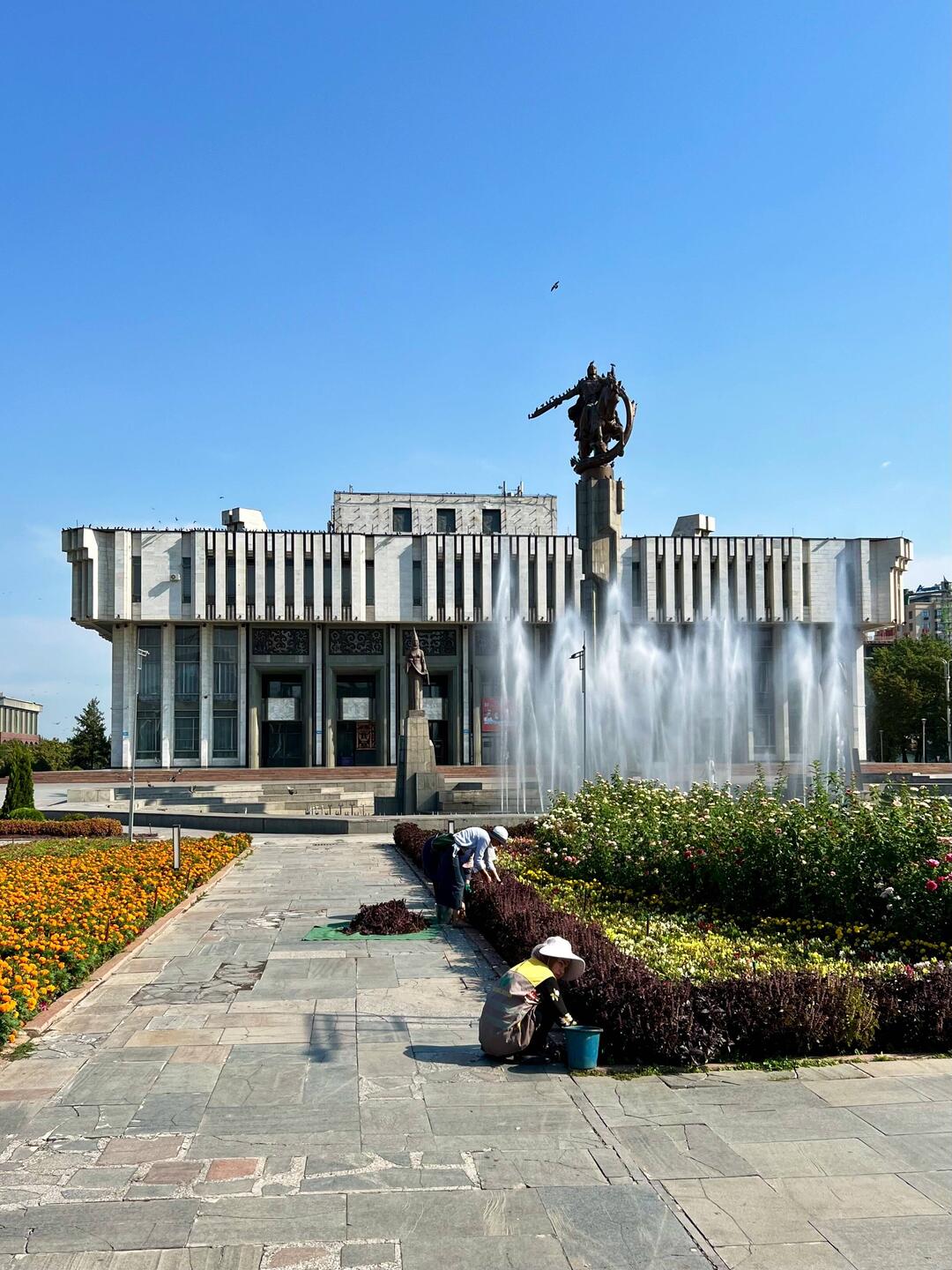 Bishkek - Filarmonica Nazionale e statua di Manas.. lo stile è sempre lo stesso