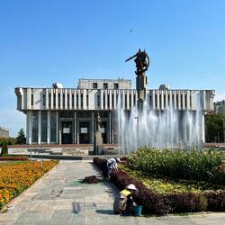 Bishkek - Filarmonica Nazionale e statua di Manas.. lo stile è sempre lo stesso